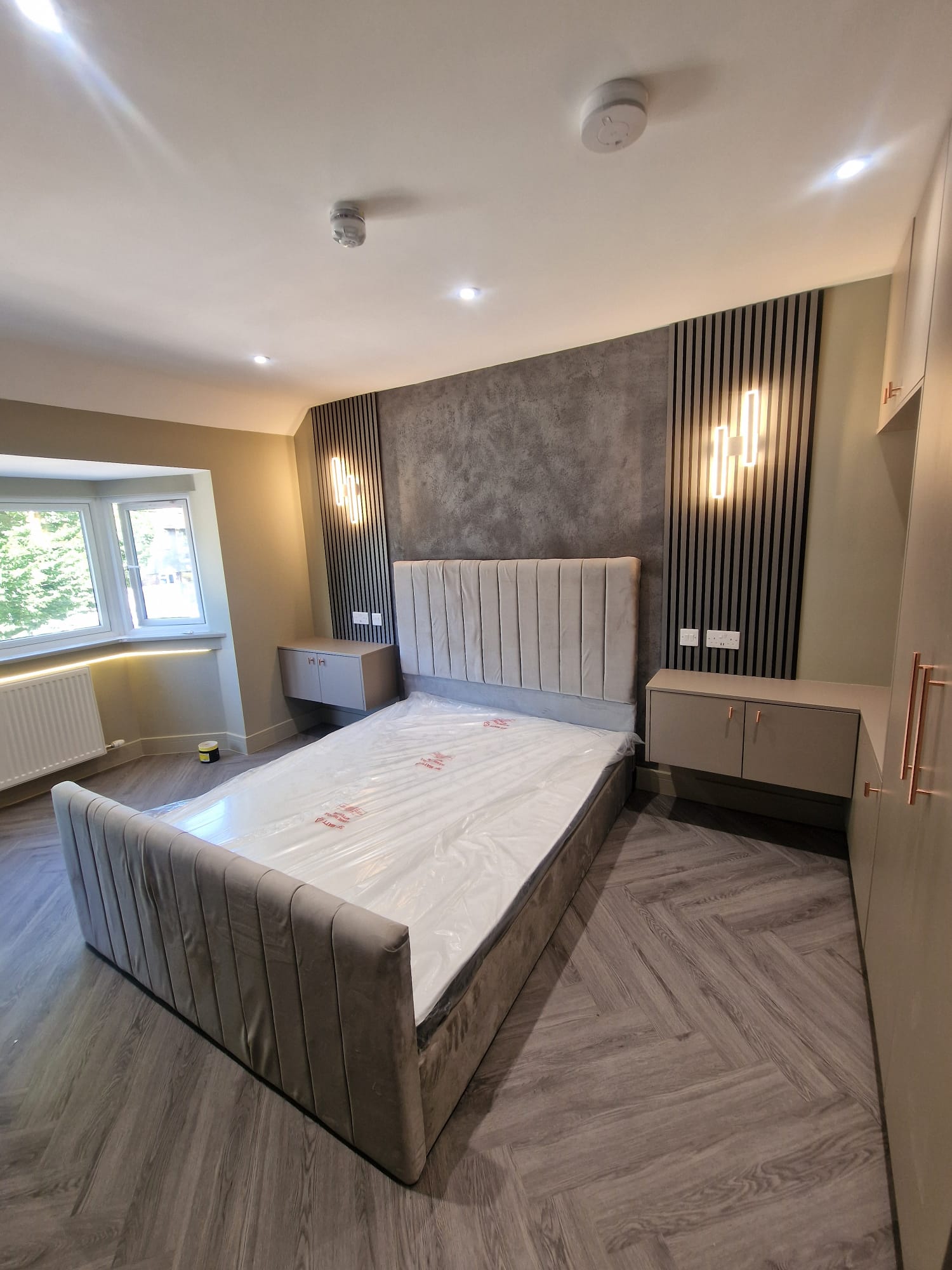 Master­sovrum med mikrocement och slats