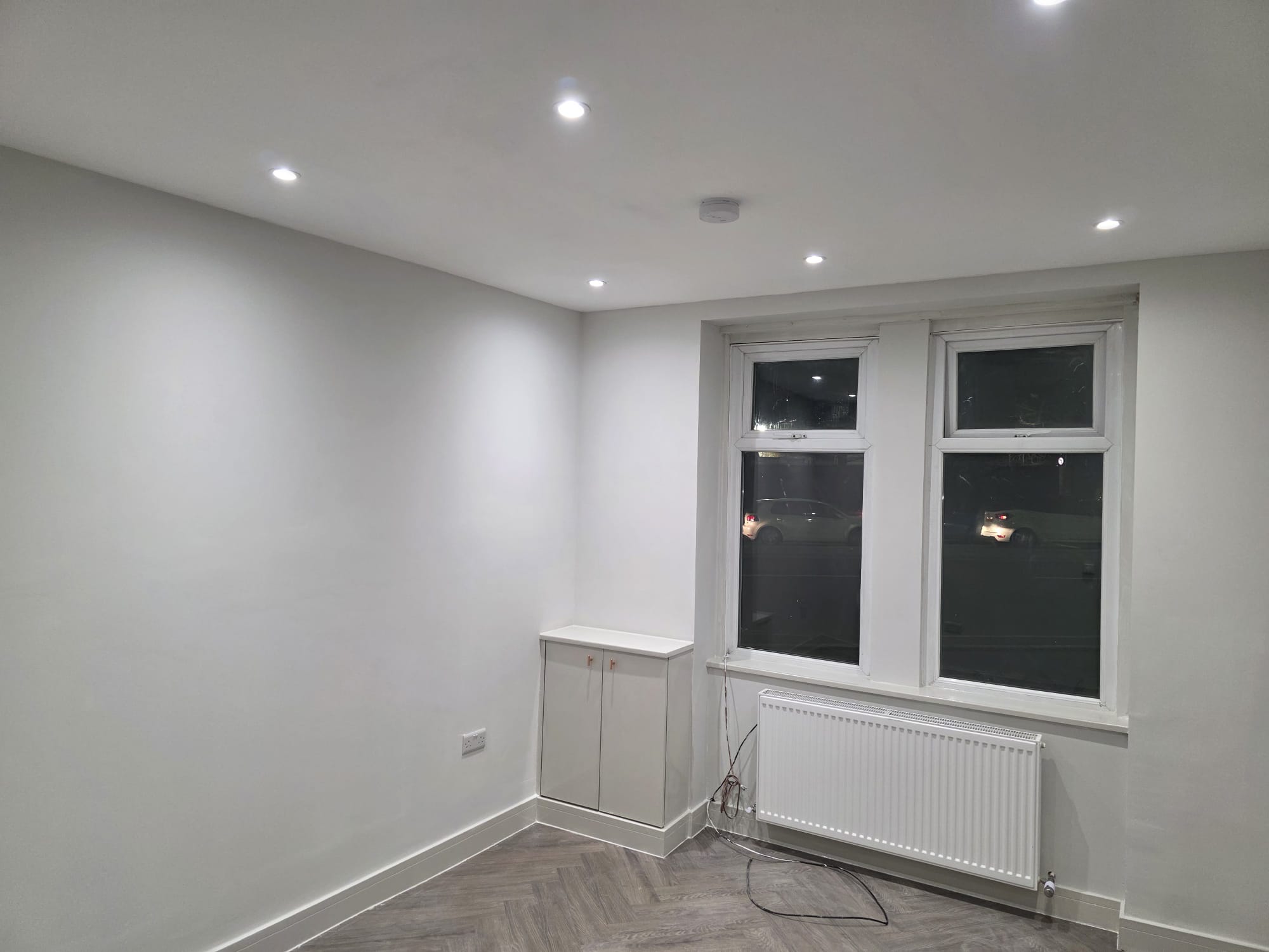Ljust vardagsrum med spotlights